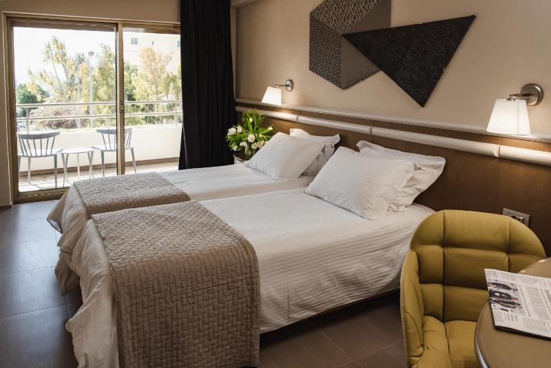 Superior Double or Twin Room with City View image 3