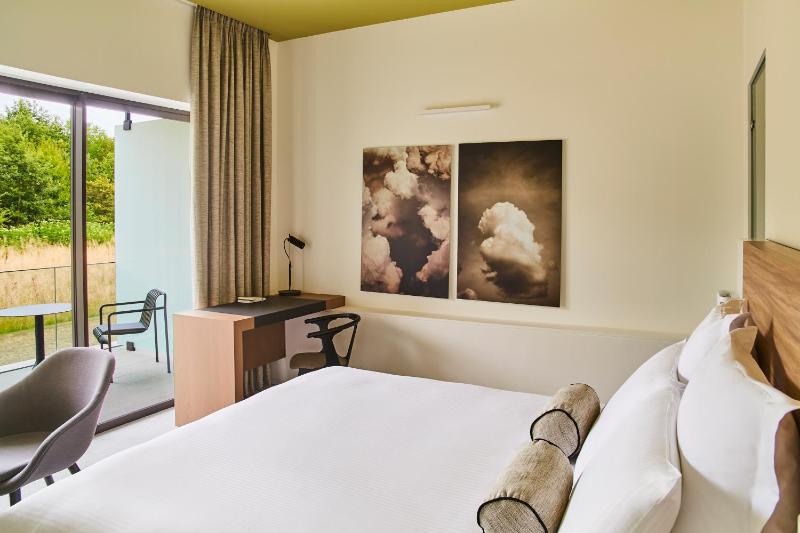 Superior King Room with Terrace and Forest View image 4