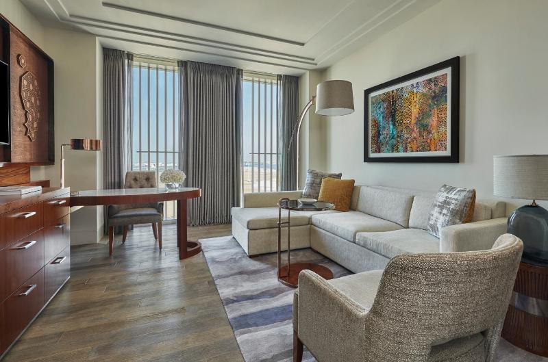 Four Seasons Executive Suite with King Bed image 2
