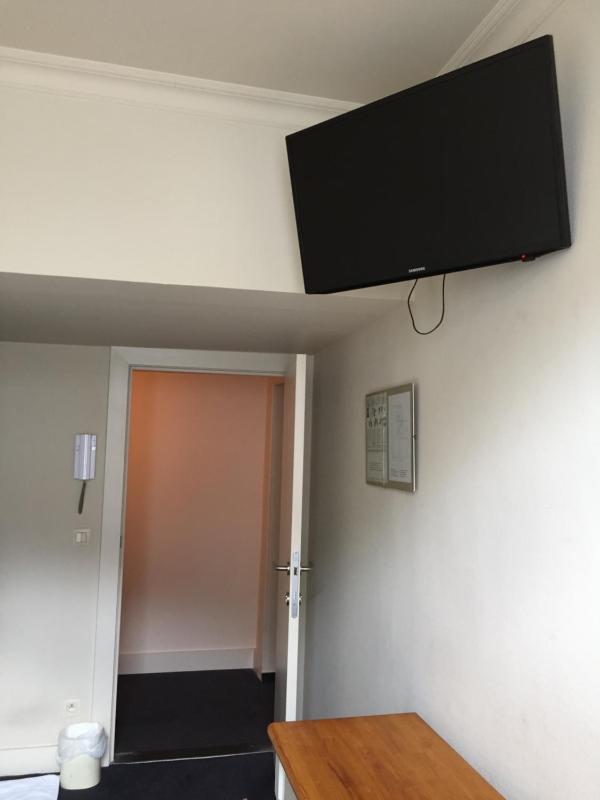 Single Room with Shared Shower and Toilet image 1