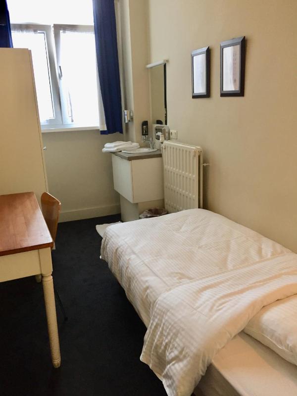Single Room with Shared Shower and Toilet image 4