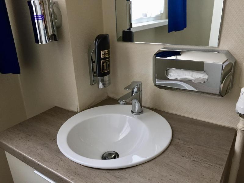 Single Room with Shared Shower and Toilet image 3