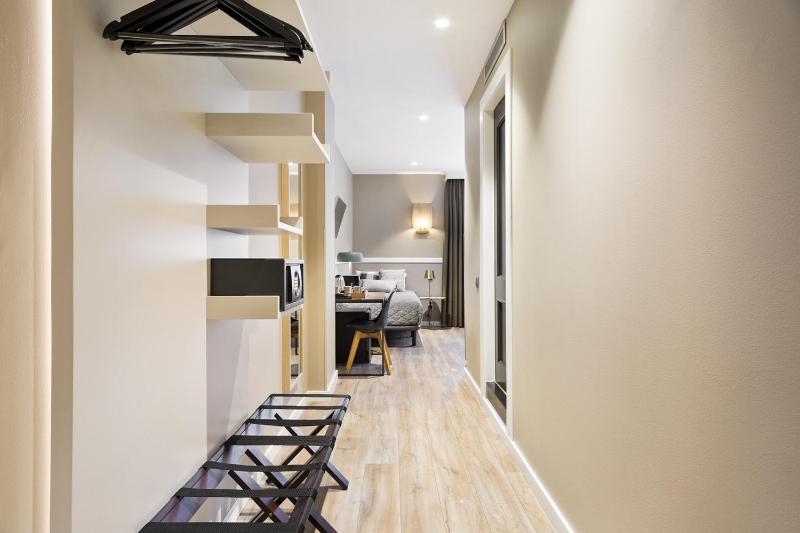 Superior Triple Room image 2