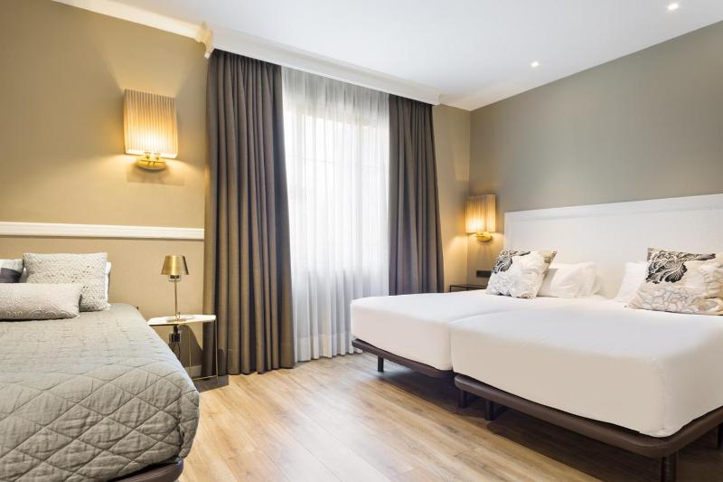 Superior Triple Room image 4