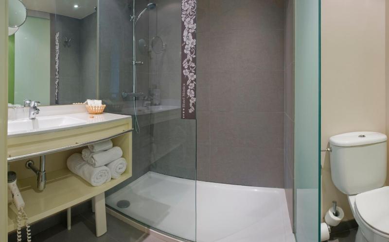 Twin Room with Garden View image 4