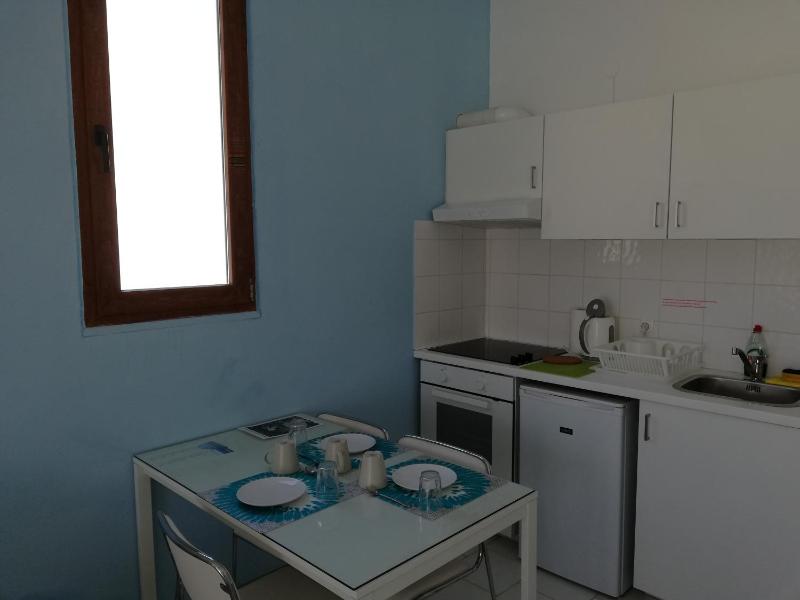 Studio with Balcony image 3