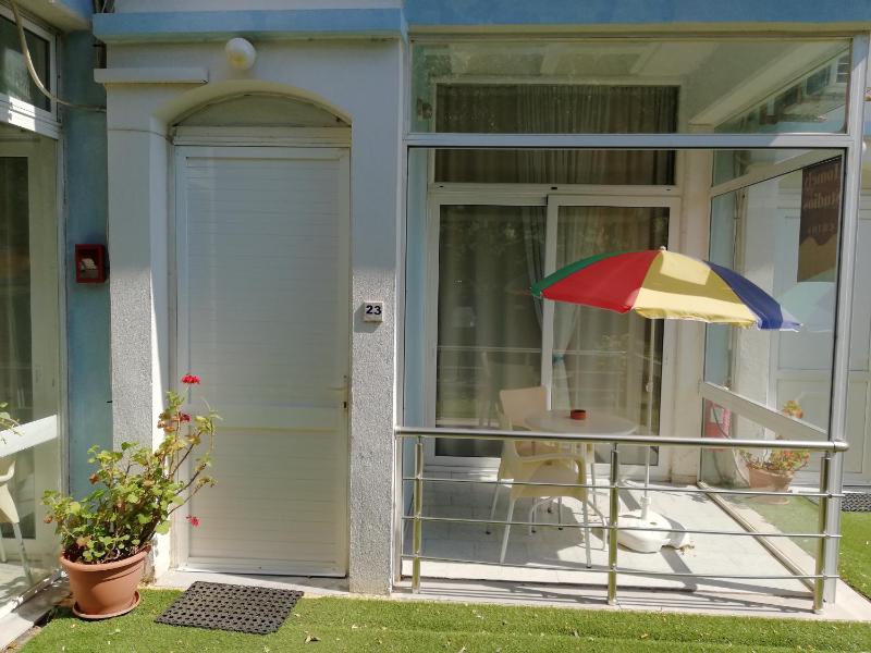 Double bed studio with garden view image 3
