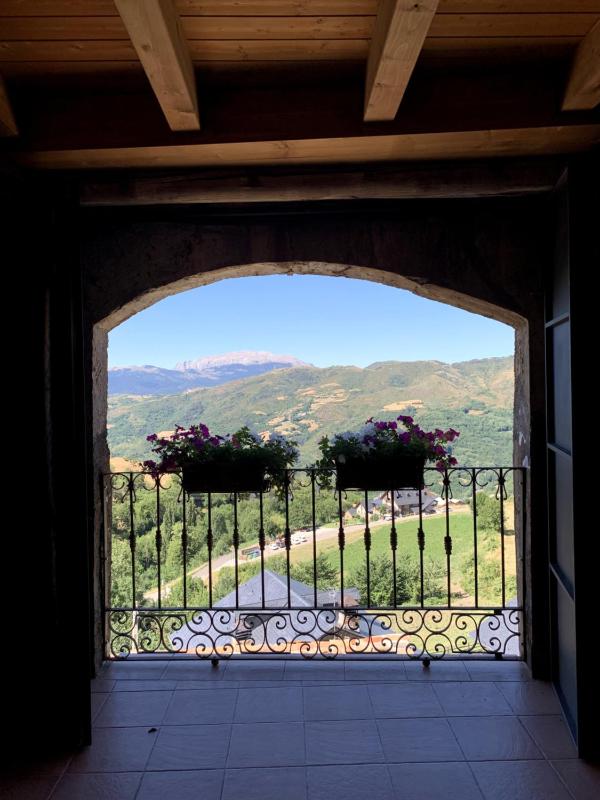 Standard Twin Room with Mountain View image 2