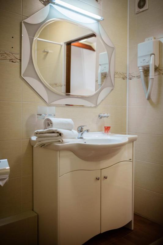 Double Room with Extra Bed image 2