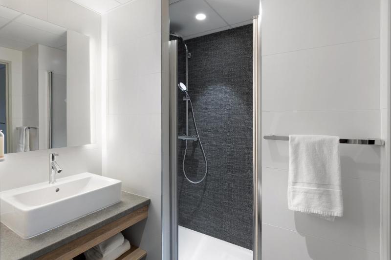 Twin Room image 4