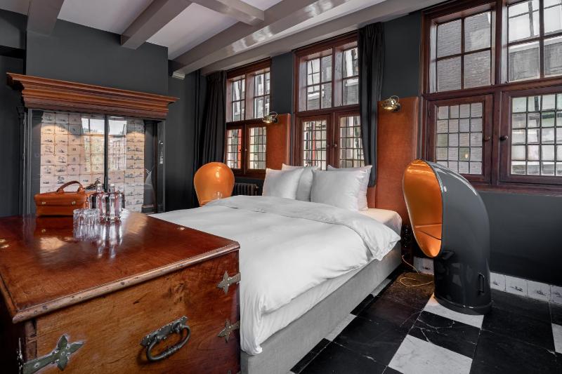 Signature Room with canal view: The Boat Builder image 3