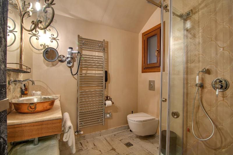 King Room with Balcony image 3