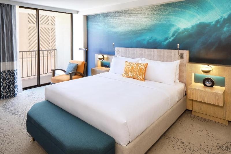 Waikiki View 1 King Bed image 2