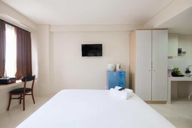 Cozy Studio with City View at Elvis Tower Apartment By Travelio - image 9