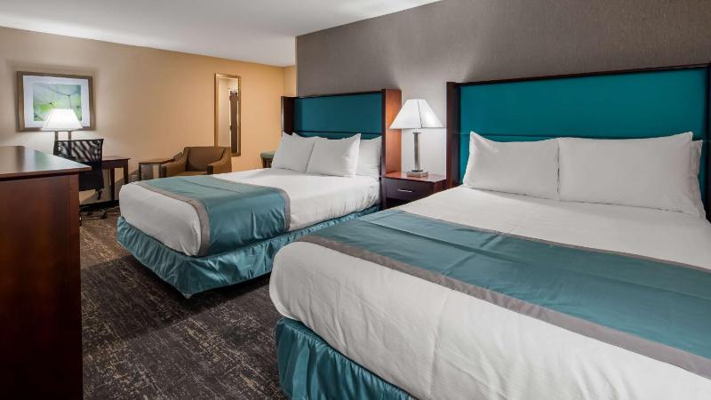 Queen Suite with Two Queen Beds and Sofa Bed  image 4