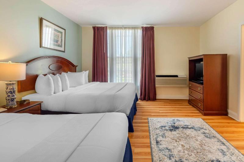 Executive King Suite with Two King Beds - Non-Smoking image 2