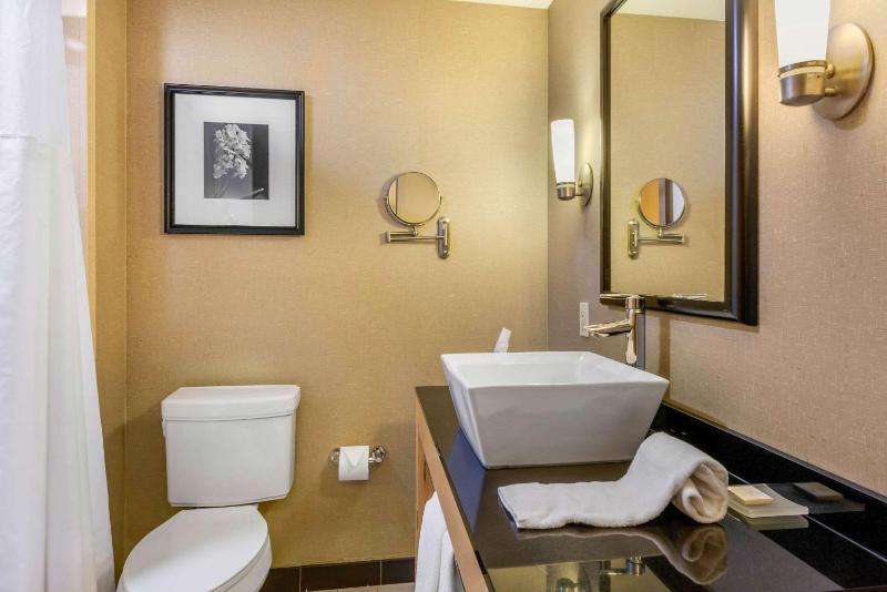 Queen Suite with Two Queen Beds image 3