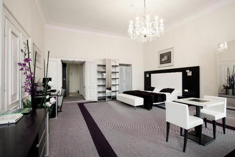 Executive Suite with Balcony image 2