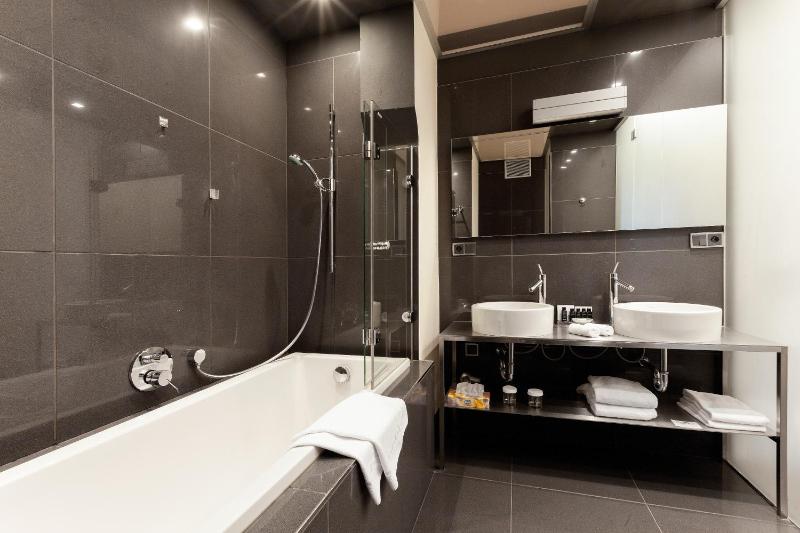 Executive Suite with Balcony image 4