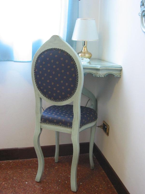 Double Room with Canal View image 4