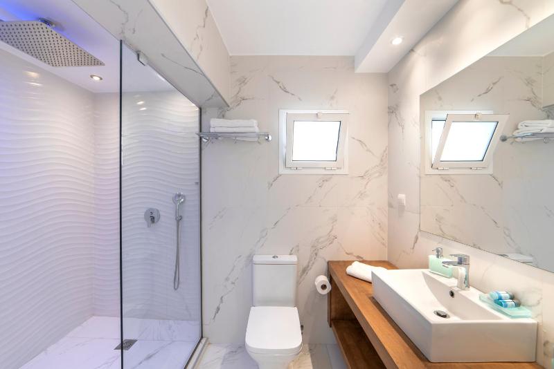 Deluxe Double Room with Sea View and minipool image 3