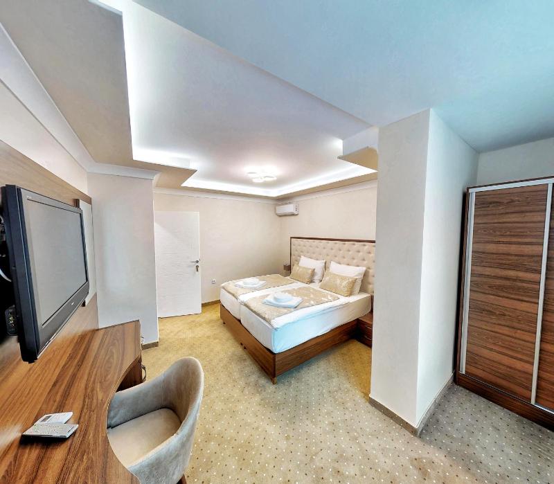 Deluxe Double Room image 4