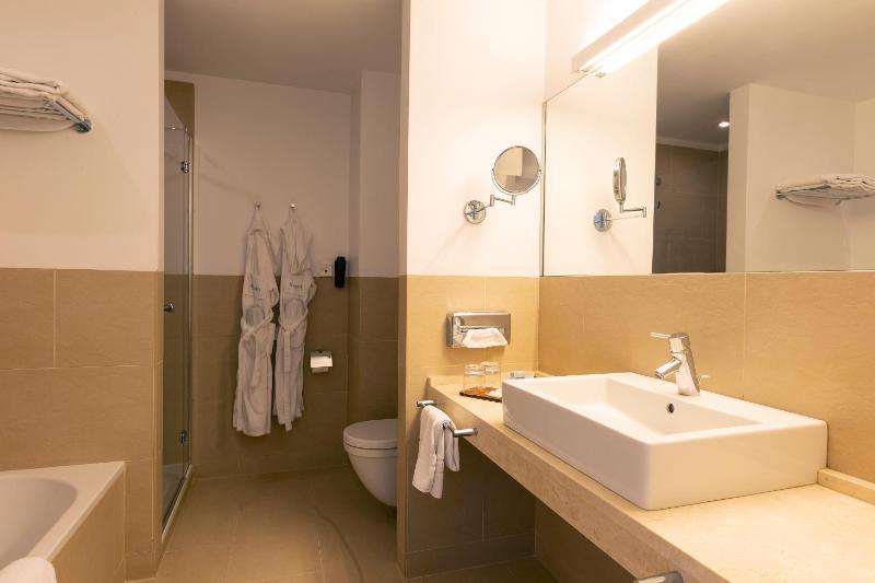 Superior Double or Twin Room with Sea Lateral View with spa access image 3