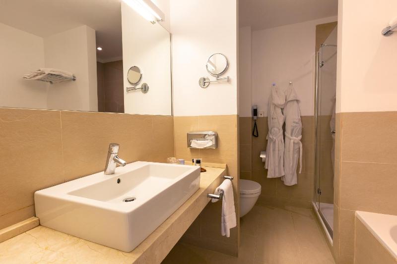 Superior Double or Twin Room with Sea Lateral View with spa access image 2