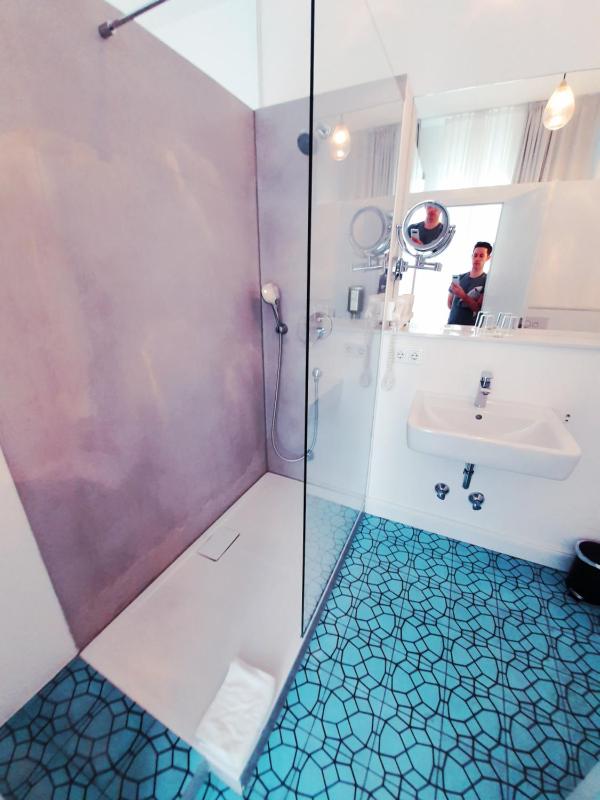 Standard Double Room image 3