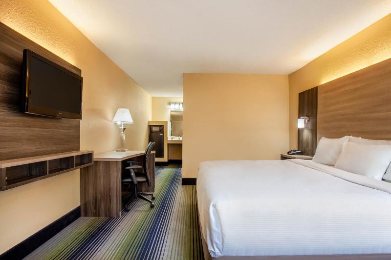 1 King Bed, Deluxe Room, Non-Smoking image 4