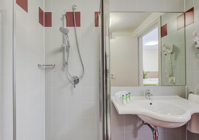 Quadruple Room image 2