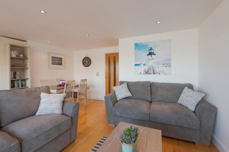 Porth Sands Two-Bedroom Apartment with Sea View (No dogs) image 3