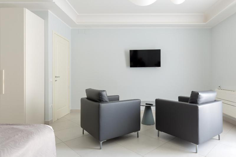 One-Bedroom Apartment image 3