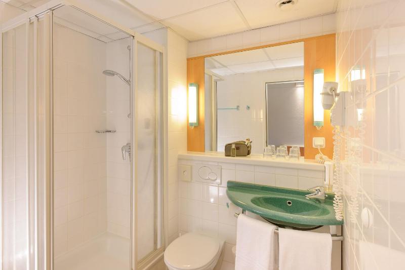 Standard Room with One Double Bed and One Single Bed image 2