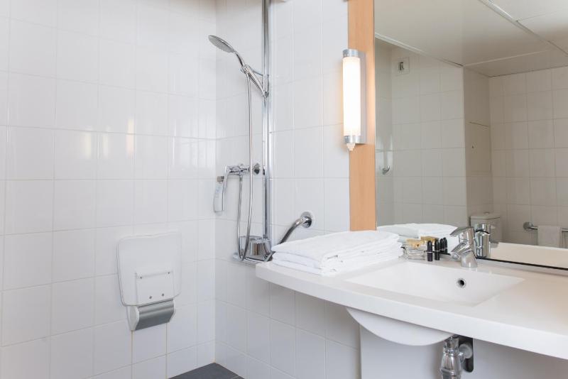 Standard Room with 1 Double and 1 Single Bed image 4