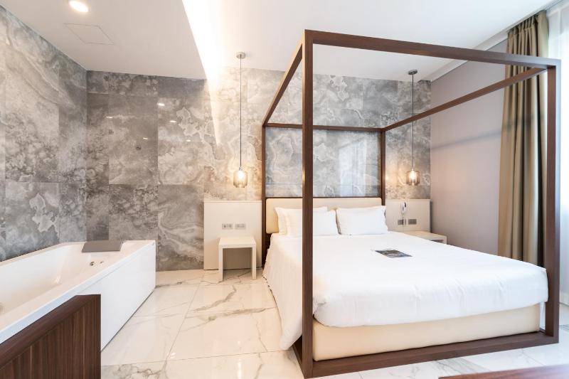 Suite with Terrace image 3