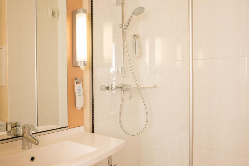 Standard Room with 1 Double Bed image 3