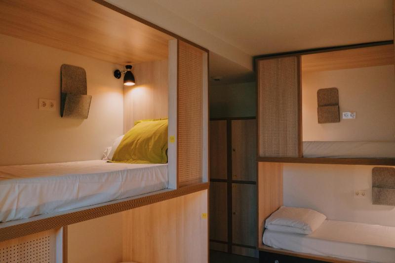 Bed in 8-Bed Mixed Dormitory Room image 4
