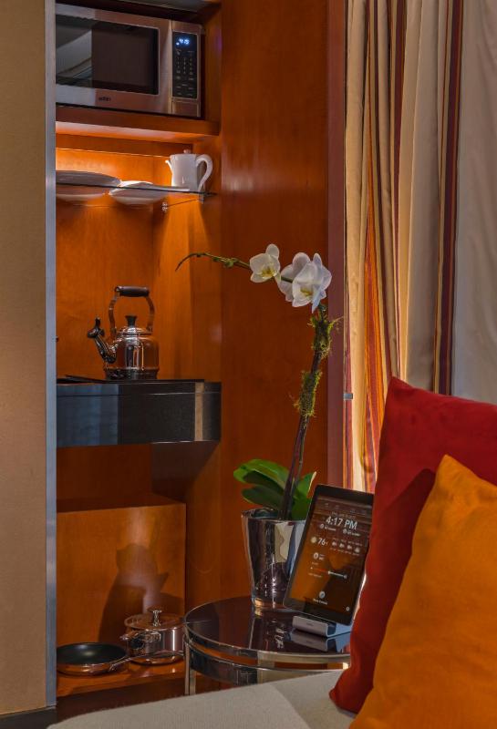 One-Bedroom Suite image 2