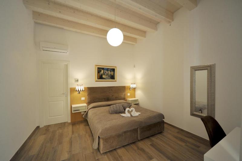 Superior Double or Twin Room with City View image 3