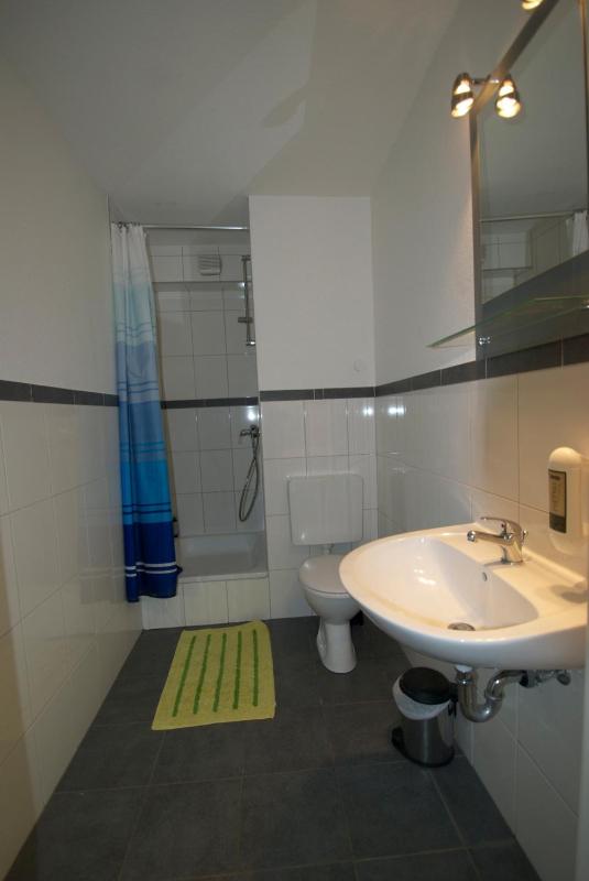 Bed in 4-Bed Mixed Dormitory Room with Shared Bathroom image 2
