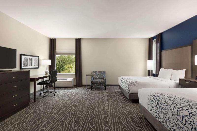 Executive Superior Room with Two Queen Beds - Non-Smoking image 4