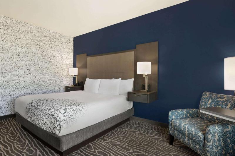 Executive King Room with Sofa Bed image 4