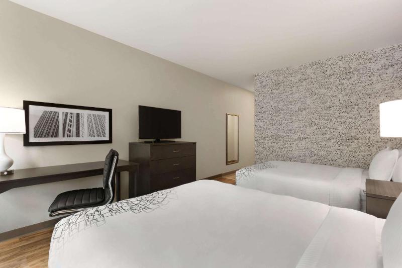 Queen Room with Two Queen Beds image 2