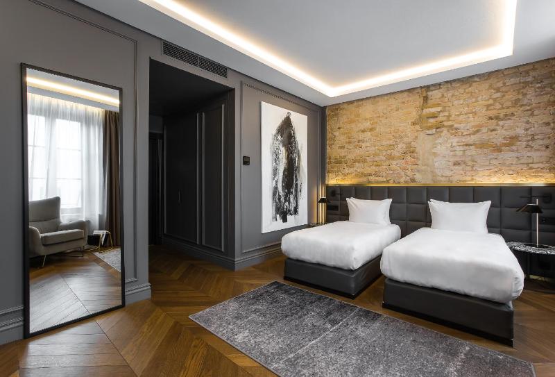 Standard Twin Room image 2