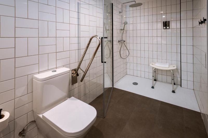 Double or Twin Room with extra bed and City View image 2