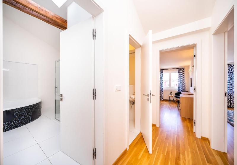 5BR+3.5BT Wilson Central apt. - image 15