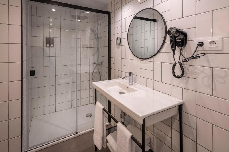 Double or Twin Room with Sea View image 3
