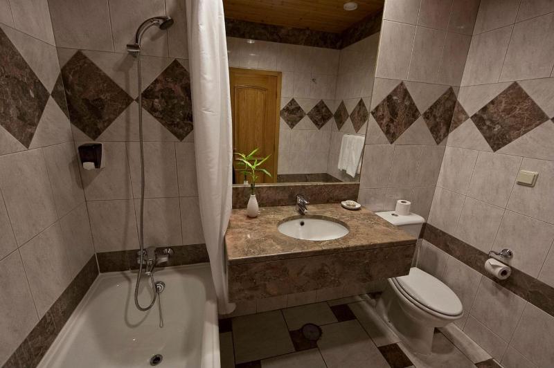 Twin Room image 3