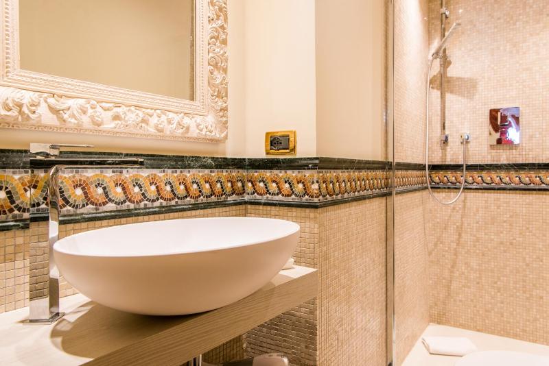 Classic Double or Twin Room with View image 3